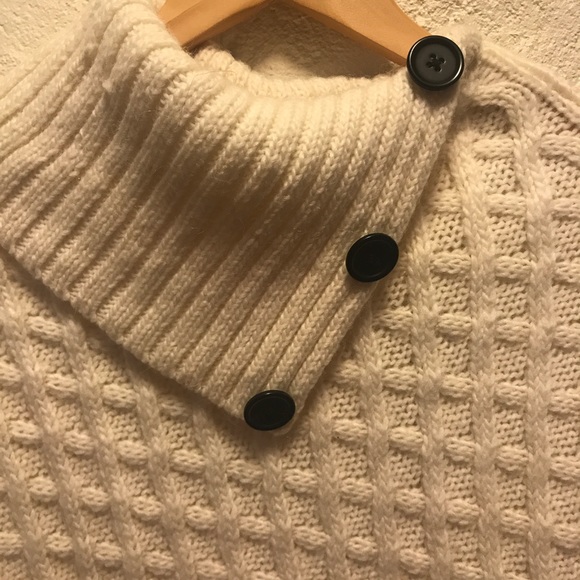 Wool poncho with cute button detail! - Picture 2 of 2